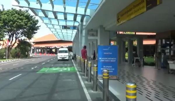 Ngurah Rai Lengang2 Bandara Ngurah Rai terpantau lengang meski syarat perjalanan direvisi, Jumat (13/8/2021). (Foto: iNews/Bagus Alit)