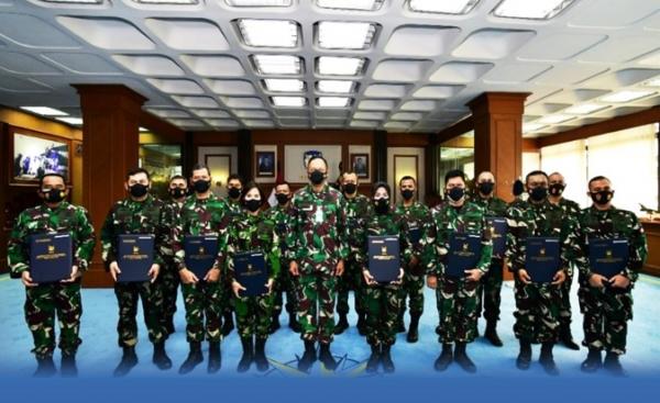Reki Irene Lumme Dispenau Marsda TNI Reki Irene Lumme bersama KSAU Marsekal TNI Fadjar Prasetyo dan 15 pati TNI yang naik pangkat. (Foto: Dispenau).