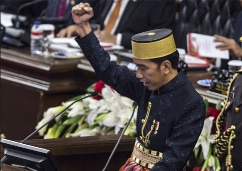 Baju Bugis Jokowi mengenakan baju adat Bugis. (Foto: Antara).