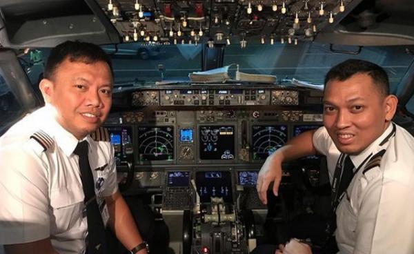 Mantan pebulu tangkis Bona Septano (kanan) memutuskan banting setir jadi pilot. (Foto: Instagram/bona_septano)