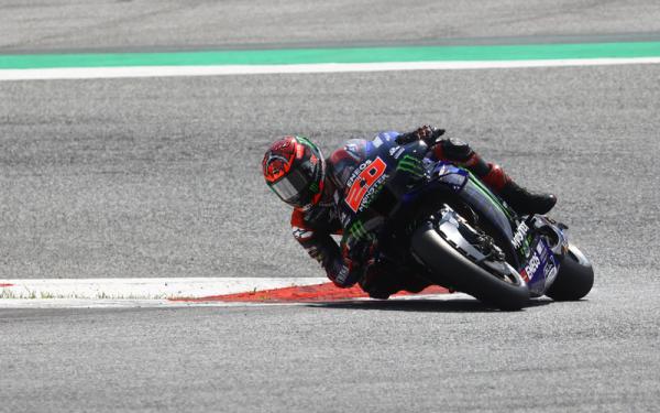 Pembalap Monster Energy Yamaha, Fabio Quartararo, menikung tajam di Sirkuit Red Bull Ring dalam MotoGP Austria 2021, Sabtu (14/8/2021). (Foto: REUTERS/Borut Zivulovic)