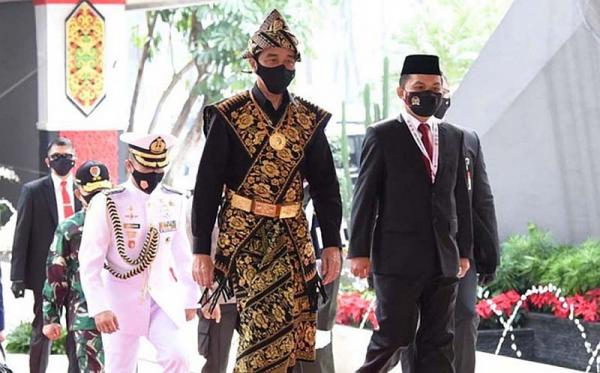 Jokowi mengenakan baju adat Sasak pada 2020. (Foto: Okezone).