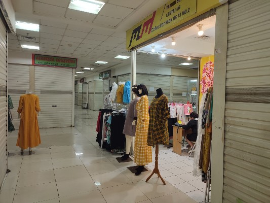 Gerai di Tamini Square, Jakarta Timur masih banyak yang tutup, Minggu (15/8/2021). Foto: Iqbal DP