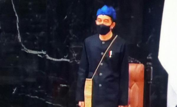 Jokowi Pakai Adat Baduy Presiden Jokowi menggunakan baju adat Baduy di Sidang Tahunan MPR 2021. (Foto: Antara)