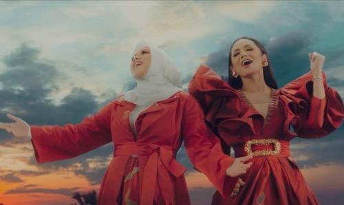 Aurel Hermansyah dan KD Aurel dan Krisdayanti di video klip kolaborasi. (Foto: YouTube)
