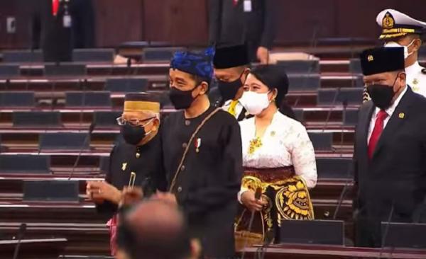 Puan Pakaian Adat Bali Ketua DPR Puan Maharani memakai pakaian adat Bali.