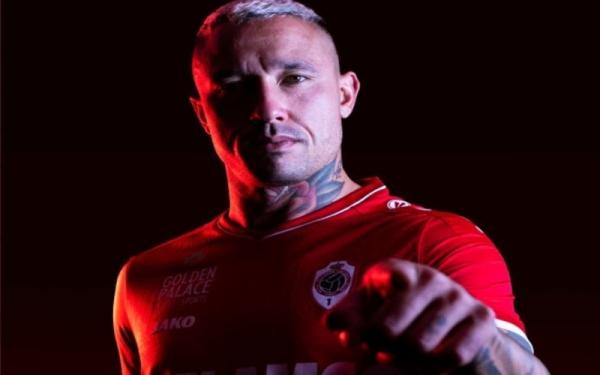 Radja Nainggolan Royal Antwerp Radja Nainggolan diperkenalkan sebagai pemain Royal Antwerp pada Sabtu (14/8/2021). (Foto: Twitter/@official_rafc)