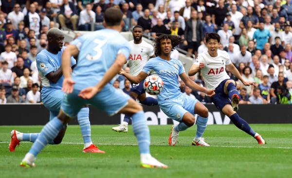 Son Heung-min mencetak gol ke gawang Manchester City pada pekan pertama Liga Inggris, Minggu (15/8/2021) malam WIB. (Foto: REUTERS/David Klein).