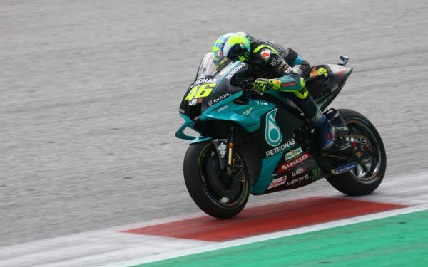 Valentino Rossi MotoGP Austria 2021 Pembalap Petronas Yamaha SRT, Valentino Rossi, memacu motornya dengan kencang di Stadion Red Bull Ring, Spielberg, dalam MotoGP Austria pada Minggu (15/8/2021). (Foto: REUTERS/Borut Zivulovic)