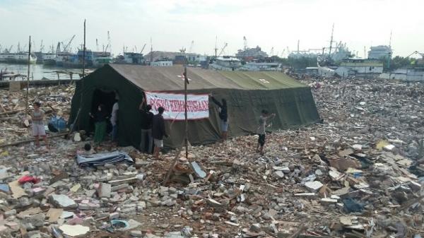 Kampung Akuarium Lawas Warga bertahan di tenda darurat usai Kampung Akuarium digusur Ahok pada 2016. (Foto: dok. Okezone).
