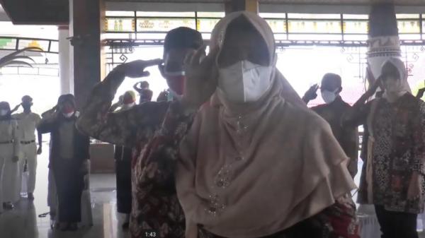 Karsiah dan Rasman, kedua orang tua Ridho -1 Karsiah dan Rasman, kedua orang tua Ridho Hadfizar Armadhani, pelajar asal Lampung yang menjadi Paskibraka pengerek bendera Merah Putih (Roy M Perleoli/MNC Portal)