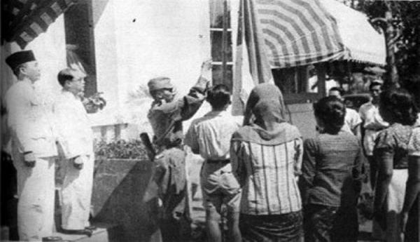 Pengibaran bendera merah putih pada 17 Agustus 1945 (Foto: Kemendikbud)
