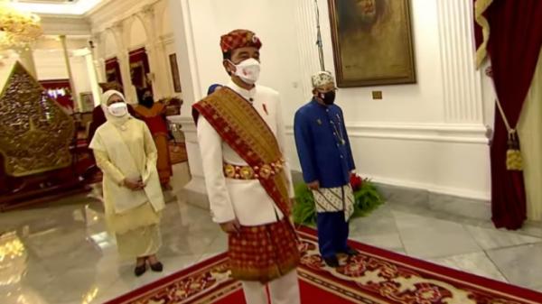 Presiden Joko Widodo (Jokowi) kenakan pakaian adat Lampung (YouTube/Sekretariat Presiden)