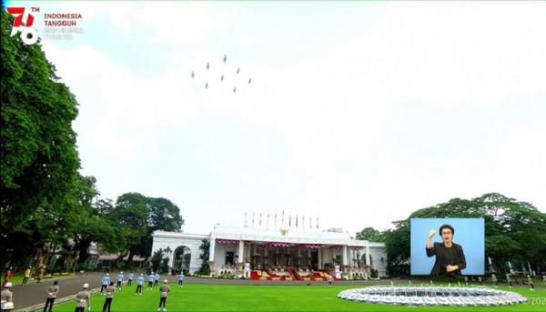 TNI AU 2 Sebanyak 8 pesawat tempur F-16 TNI Angakatan Udara bermanuver saat upacara HUT ke-76 RI di atas Istana Merdeka pada hari ini.