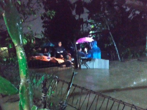 18 Banjir Padang 1 Petugas BPBD Kota Padang mengevakuasi warga yang terjebak banjir satu meter, rabu (18/8/2021). Banjir terjadi setelah wilayah itu diguyur hujan lebat. (Foto: MNC Portal/Rus Akbar)