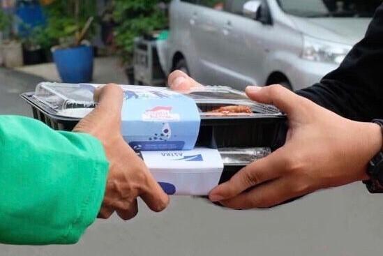 Astra International 2 Penyaluran paket makanan siap saji dari Astra kepada pengemudi ojek online di wilayah Jakarta yang dilakukan secara bertahap pada hari ini (18/8/2021). (Foto: dok Astra International)