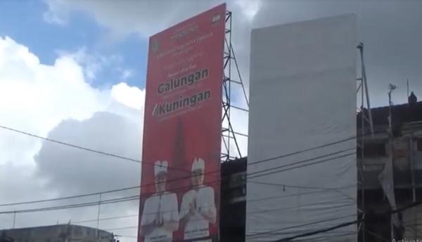 Baliho salah tulis di perempatan Jalan Ir Soekarno, Tabanan, Bali diturunkan. (Foto: iNews/Made Argawa)