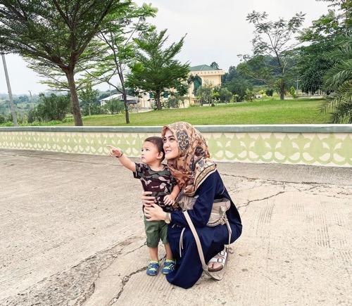 Henny Rahman bersama putranya. (Foto: IG)