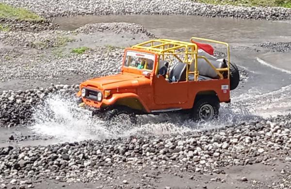 Jip wisata lereng Merapi saat melintas di sungai Kuning perbatasan Hargobinanun, Pakem dan Umbulharjo, Cangkringan, Sleman. (Foto: MNC Portal/Priyo Setyawan)