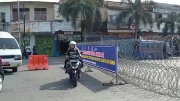 Penyekatan kawat berduri Polresta Bandarlampung memasang kawat berduri di enam titik penyekatan jalan protokol (Ruslan AS/MNC Portal)