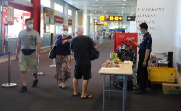 Repatriasi WNA Australia Repatriasi warga negara Australia dari Bandara Ngurah Rai, Bali, Rabu (18/8/2021). (Foto: Ist)