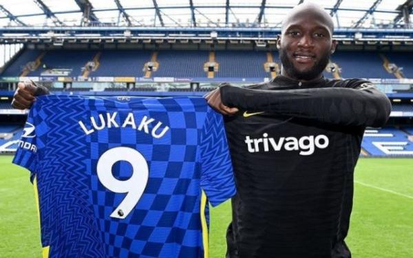 Romelu Lukaku memamerkan nomor 9 yang dipakinya di Chelsea. (Foto: Instagram/@chelseafc)