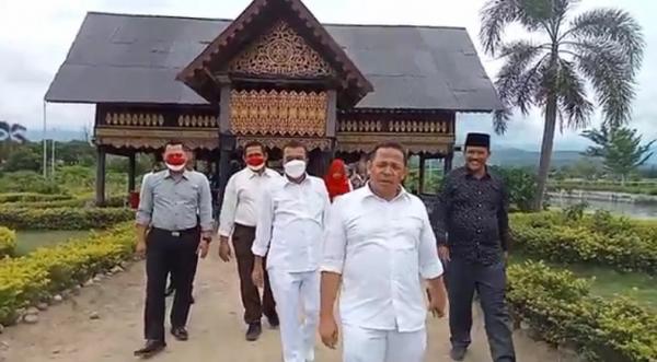Rumah Adat Aceh Bupati Pidie Jaya mengunjungi rumah adat Aceh yang sudah ratusan tahun berdiri. Bupati bersama jajaran mengadakan makan bersama di lokasi, Selasa (17/8/2021). Foto: iNews.id/Jamal Pangwa