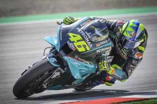 Valentino Rossi meningkung Buat kamu penggemar otomotif, ada yang wajib banget kamu dengerin! Geber Podcast balik lagi nih dengan obrolan seputar dunia otomotif. (foto: RCTI+)