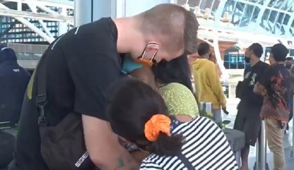Warga negara Australia berpisah dengan keluarga di Bandara Ngurah Rai, Bali, Rabu (18/8/2021). (Foto: iNews/Aris Wiyanto)
