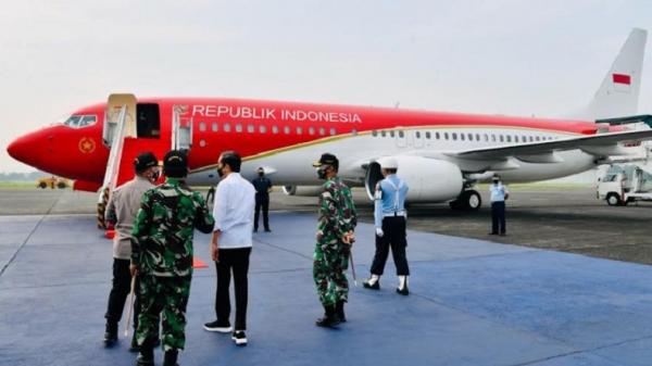 Presiden Joko Widodo (Jokowi) akan menaiki pesawat Kepresidenan di Bandara Udara Halim Perdanakusuma, Jakarta Timur, Kamis (19/8/2021). (Foto: Biro Pers Sekretariat Presiden).