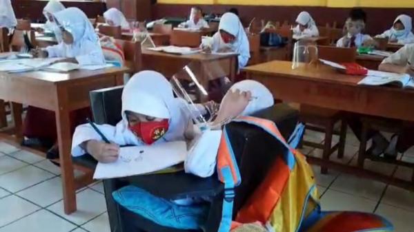 KEMBAR SIAM1 Kembar siam Al Putri Dewi dan Al Putri Anugrah belajar di kelas. (Foto: iNews/Ii Solihin)