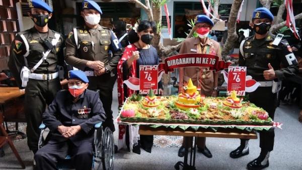 Veteran Perang 3 Tniad Dua veteran perang kemerdekaan Kota Semarang, Jawa Tengah dipertemukan kembali di Taman Makam Pahlawan (TMP) Giri Tunggal. Keduanya sempat terpisah sejak 1964.