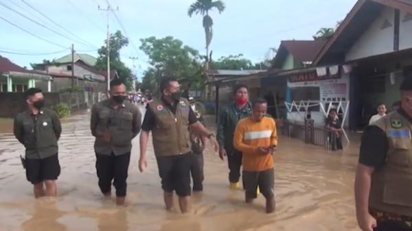Wakil Gubernur  Sumbar Audy Joinaldy terjun langsung ke wilayah banjir di Kota Padang. Dia bahkan menerjang banjir dengan berjalan kaki (Budi Sunandar/MNC Portal)