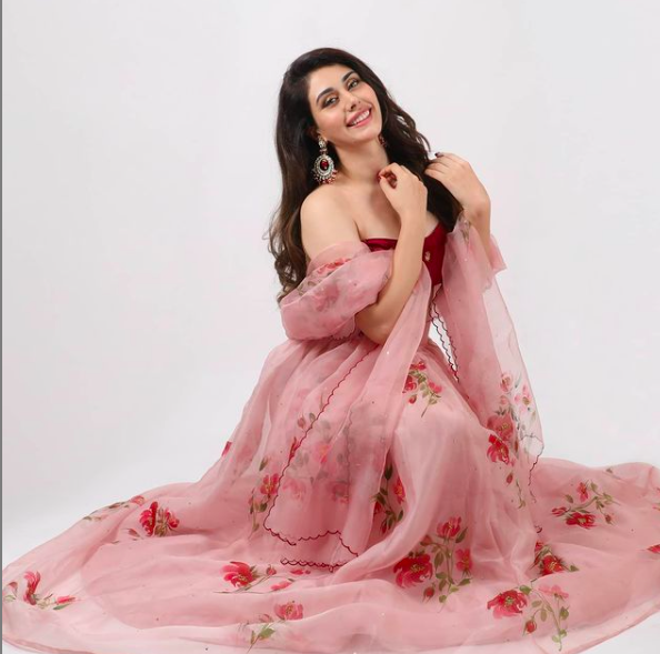 Warina Hussain dikenal sebagai artis cantik kelahiran Afganistan yang merintis kariernya di kancah Bollywood.&nbsp;(Foto: Instagram)