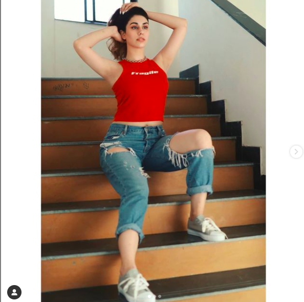 Warina Hussain dikenal sebagai artis cantik kelahiran Afganistan yang merintis kariernya di kancah Bollywood.&nbsp;(Foto: Instagram)