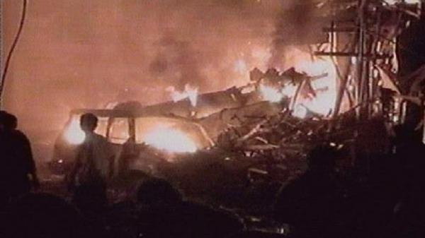 Bom Bali I Ledakan bom di Paddy`s Pub, Legian, Kuta Bali pada 12 Oktober 2002. (Foto: dok. Reuters).