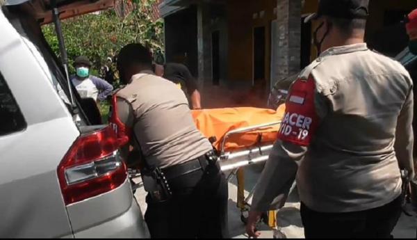 Evakuasi korban pembunuhan di Subang Polisi mengevakuasi jasad ibu dan anak yang menjadi korban pembunuhan di Subang. (Foto: iNewsTv/Yudy Heryawan Juanda)