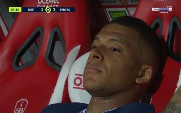 Striker Paris Saint-Germain, Kylian Mbappe, tampak tak bahagia seusai ditarik keluar saat timnya melawan Brest di Stadion Francis-Le Bie, Sabtu (21/8/2021). (Foto:  BeIN SPORTS)
