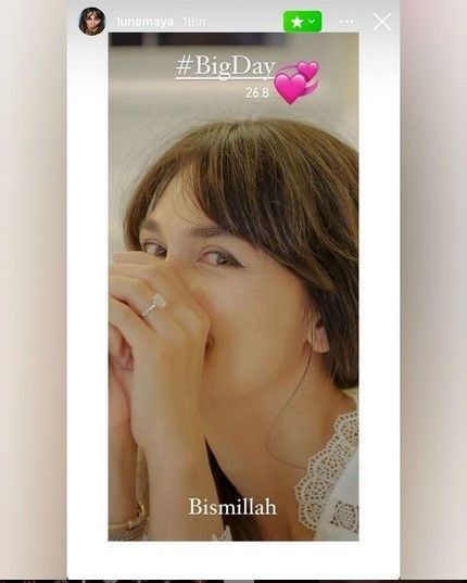 29837 Luna Maya Luma Maya pamer foto pakai cincin di jari manis di media sosial. (Foto: Instagram)