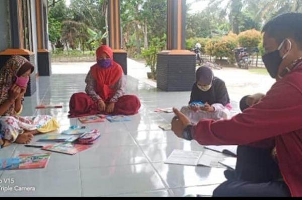 Perjuangan guru Indonesia Suasana pengajaran di tengah pandemi yang mengharuskan guru berinisiatif menghampiri murid satu per satu.