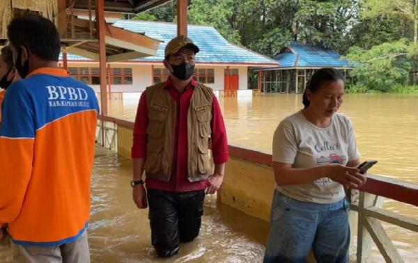 Banjir Kapuas Hulu1 Bupati Kapuas Hulu Fransiskus Diaan meninjau wilayah terdampak banjir akibat luapan Sungai Kapuas, Minggu (22/8/2021). (Foto: Humas Pemkab Kapuas Hulu)