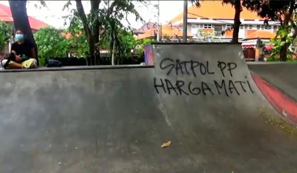 Vandalisme Taman Lumintang2 Aksi vandalisme di Taman Lumintang, Denpasar. Arena skateboard dicoret-coret. (Foto: iNews/Indira Arri)