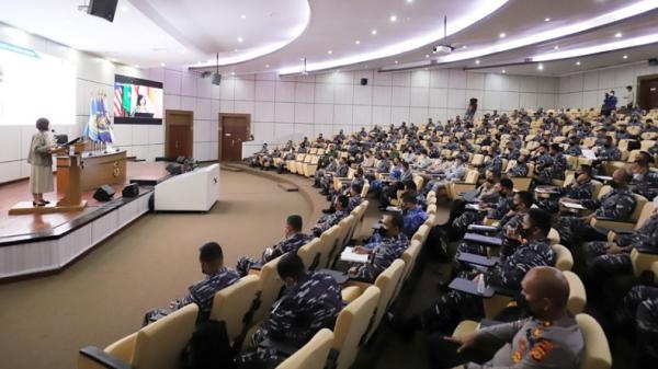 Susaningtyas Kertopati Seskoal Ketua DPP Partai Perindo Bidang Hankam & Cyber Security Susaningtyas NH Kertopati memberikan kuliah umum untuk Pasis Seskoal di Jakarta, Rabu (25/8/2021). (Foto: iNews.id).