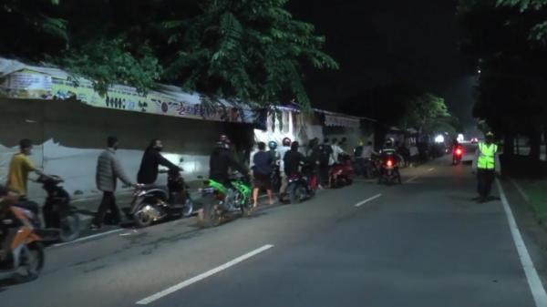 Balap liar Bandarlampung Pelaku balap liar di Bandarlampung dihukum dorong motor sejauh 4 km (Andres Afandi/MNC Portal)
