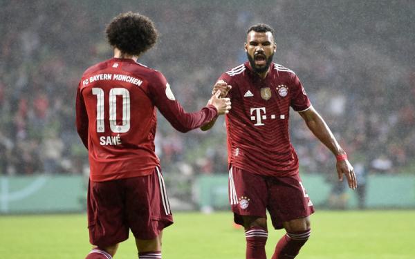 Choupo Moting Bayern Munchen Striker Bayern Munchen, Eric Choupo-Moting merayakan gol bersama Leroy Sane dalam laga DFB Pokal melawan Bremer SV di Stadion Weser, Kamis (26/8/2021). (REUTERS/Fabian Bimmer)