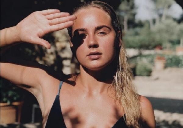 Estelle Bergkamp merupakan kekasih gelandang Manchester United, Donny Van de Beek.