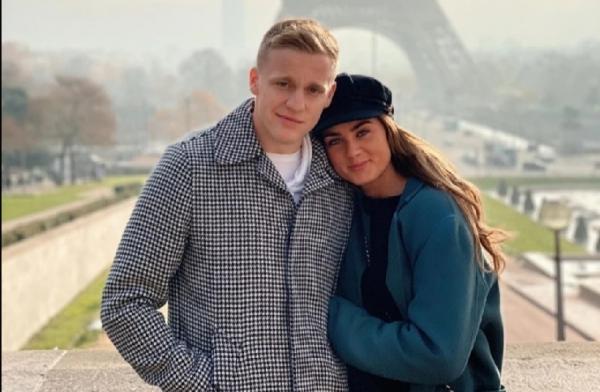 Donny Van de Beek dan Estelle Bergkamp berfoto mesra di Paris, Prancis (foto: The Sun)