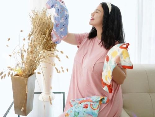 Felicya dengan daster berbahan kaos warna pastel.