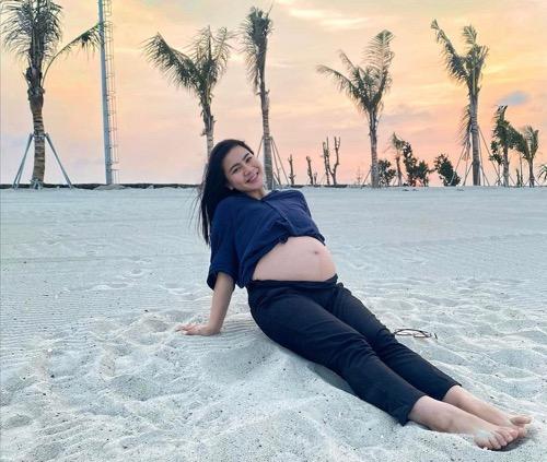 Felicya Angelista di pantai Felicya Angelista saat hamil 7 bulan.