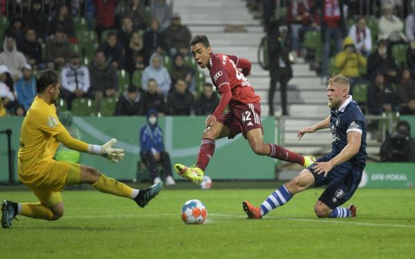 Winger muda Bayern Munchen, Jamal Musiala mencetak gol dalam laga DFB Pokal melawan Bremer SV di Stadion Weser, Kamis (26/8/2021). (REUTERS/Fabian Bimmer)